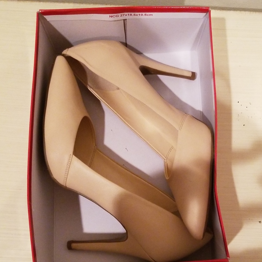 Guess heels/pumps